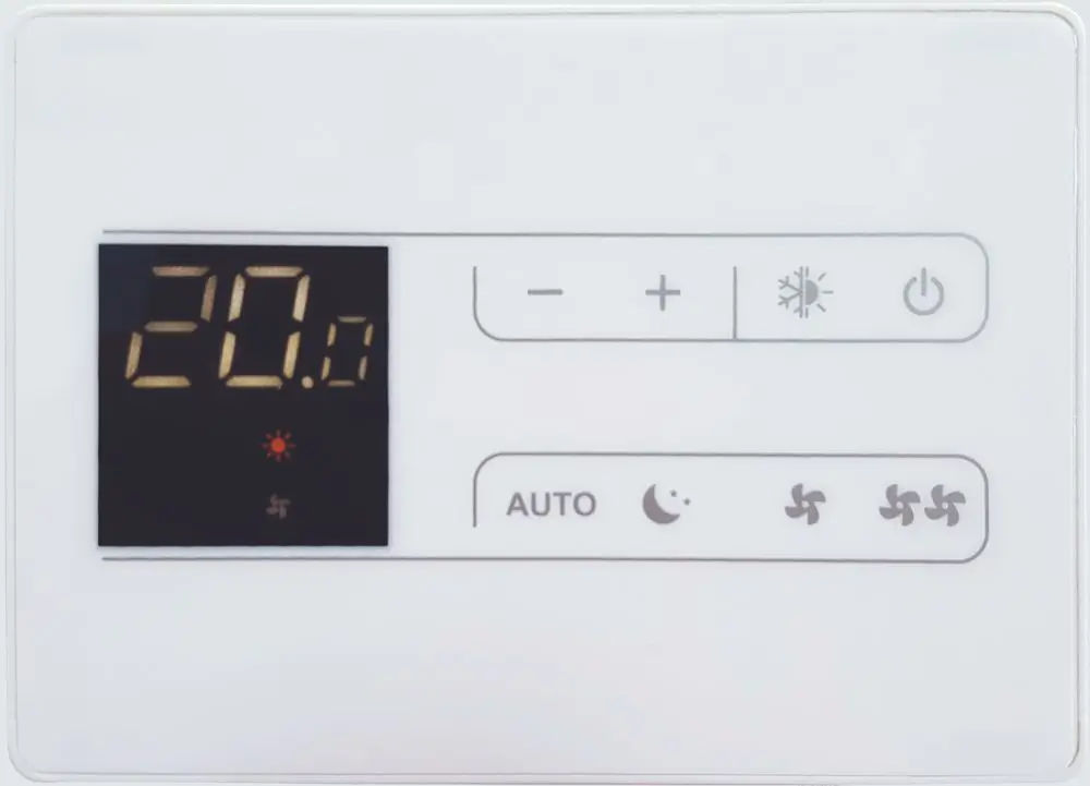 Temperaturregler mit digitalem Display und Tastensteuerung, angezeigt ist eine Temperatur von 20,0 °C. Marke: Daikin. Funktionen für Ventilator und Betriebsmodi sichtbar.